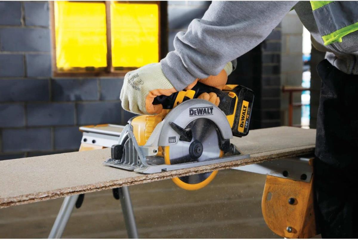 АКУМУЛАТОРЕН РЪЧЕН ЦИРКУЛЯР 18V DEWALT