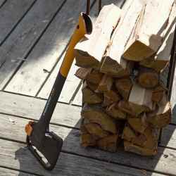брадви за цепене на дърва